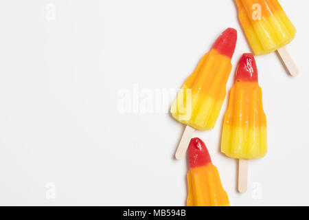Rocket geformte Eis am Stiel auf einem weißen Hintergrund. Stockfoto