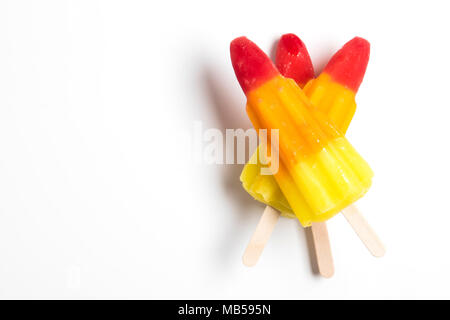 Rocket geformte Eis am Stiel auf einem weißen Hintergrund. Stockfoto
