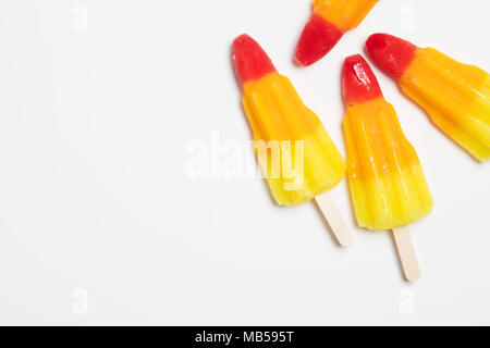Rocket geformte Eis am Stiel auf einem weißen Hintergrund. Stockfoto