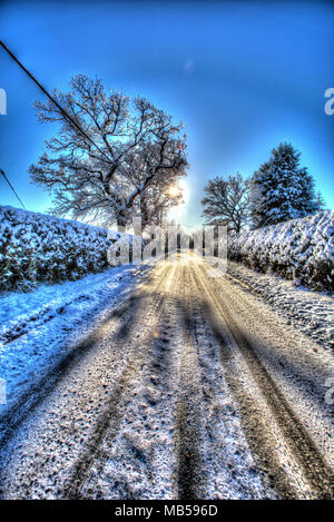 Dorf von Coddington, England. Künstlerische, Silhouetted winter Blick eines ländlichen nicht knirschte Straße, in ländlichen Cheshire. Stockfoto