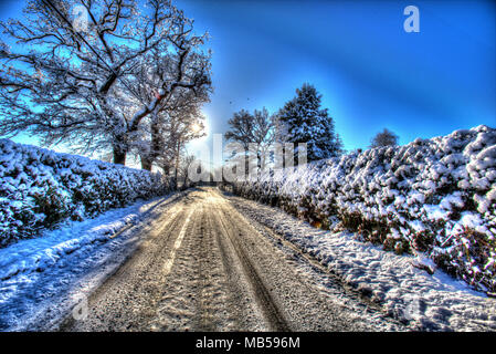 Dorf von Coddington, England. Künstlerische, Silhouetted winter Blick eines ländlichen nicht knirschte Straße, in ländlichen Cheshire. Stockfoto