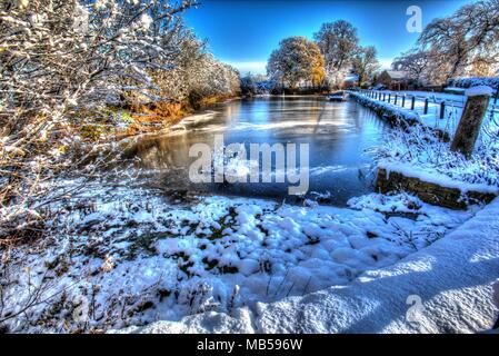 Dorf von Coddington, England. Künstlerische Winter Blick auf coddington Dorfteich in ländlichen Cheshire. Stockfoto