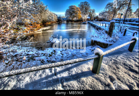 Dorf von Coddington, England. Künstlerische Winter Blick auf coddington Dorfteich in ländlichen Cheshire. Stockfoto