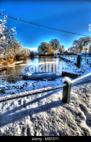 Dorf von Coddington, England. Künstlerische Winter Blick auf coddington Dorfteich in ländlichen Cheshire. Stockfoto