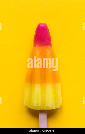 Rocket geformte Sommer Eis am Stiel auf einem hellen gelben Hintergrund Stockfoto