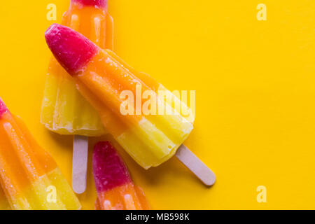 Rocket geformte Sommer Eis am Stiel auf einem hellen gelben Hintergrund Stockfoto