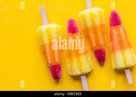 Rocket geformte Sommer Eis am Stiel auf einem hellen gelben Hintergrund Stockfoto