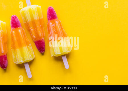 Rocket geformte Sommer Eis am Stiel auf einem hellen gelben Hintergrund Stockfoto