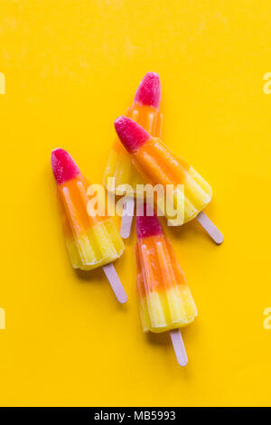 Rocket geformte Sommer Eis am Stiel auf einem hellen gelben Hintergrund Stockfoto