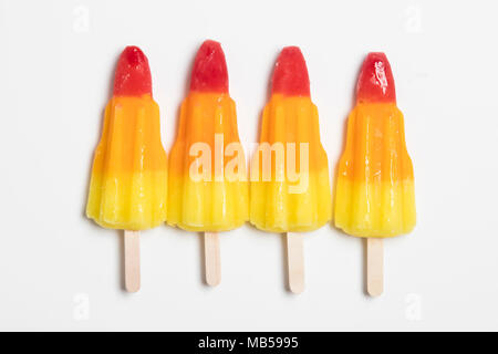Rocket geformte Eis am Stiel auf einem weißen Hintergrund. Stockfoto