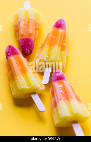 Rocket geformte Sommer Eis am Stiel auf einem hellen gelben Hintergrund Stockfoto