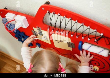 Cute Kleinkinder spielen mit langen Board im Kindergarten. Stockfoto