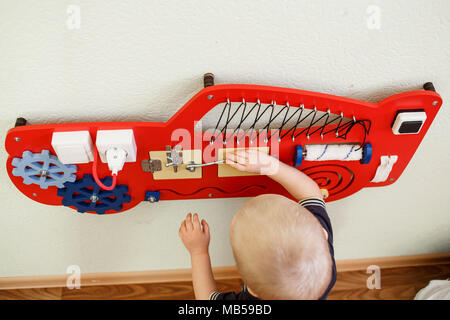 Cute Kleinkinder spielen mit langen Board im Kindergarten. Stockfoto