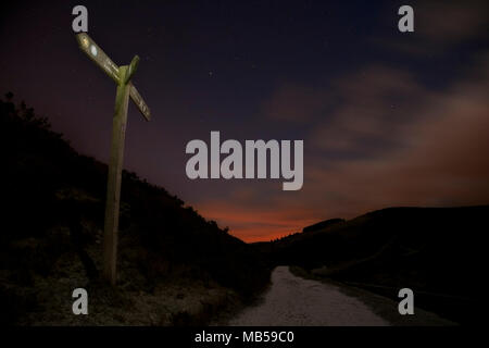 Holz- Wegweiser auf Offa's Dyke, Moel Famau, North Wales Stockfoto