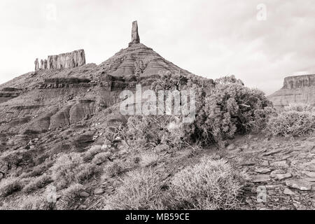 Weiche nachmittag Sonnenlicht am Castle Rock, der Pfarrer und die Nonnen Felsformationen im Castle Valley, Utah. (Schwarz und Weiß) Stockfoto