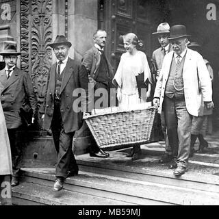 Die Hyperinflation der Weimarer Republik 1918-1924. Das Sammeln von Geld aus der Bank. Stockfoto