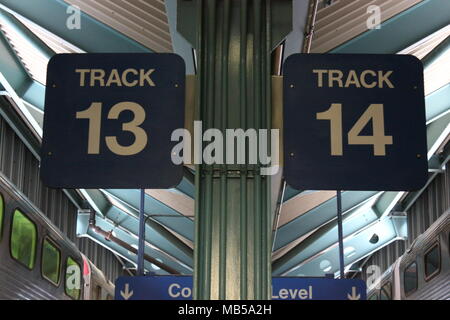 Plattform Anzeichen für Track 13 und 14 an der Chicago Downtown nordwestlichen Terminal Station für Metra S-Bahnen Stockfoto