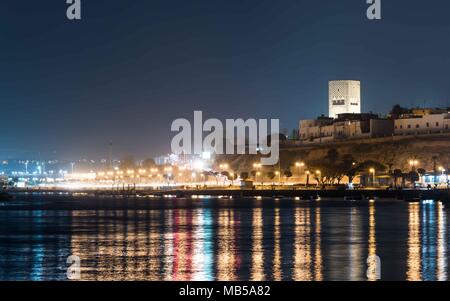 Blick auf Rabat bei Nacht und den Fluss Stockfoto