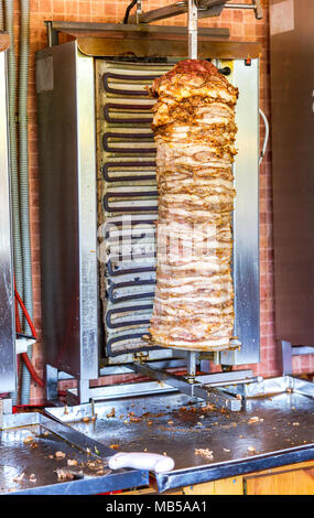 Traditionelle Fast-Food-türkischen Döner Fleisch auf einem drehbaren Grill, Fleisch vom Grill Stockfoto