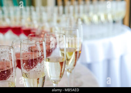 Gastronomie Bar zu feiern. Schönheit von innen für den Hochzeitstag. Champagner im Glas auf dem runden Tisch Stockfoto