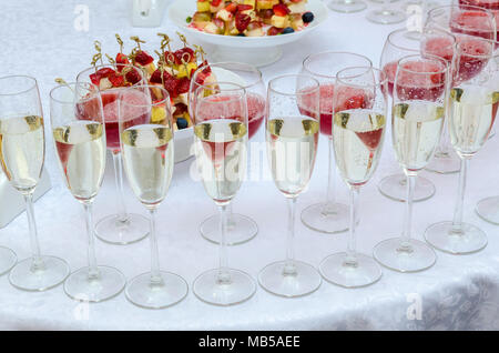 Champagner im Glas auf dem Buffet. Kanapees mit Erdbeer Stockfoto