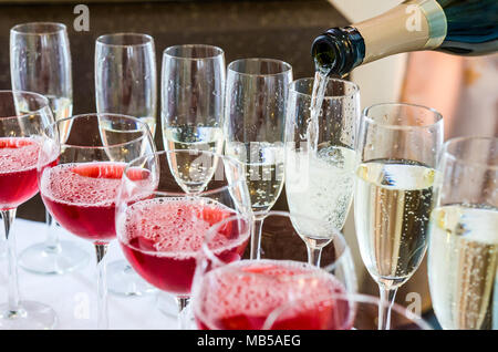 Barkeeper gießen Champagner in Glas, close-up Stockfoto