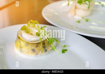 Gebackenes Filet vom Zander, Zander. Auf einem Teller serviert. Stockfoto