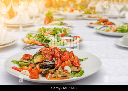 Salat mit Gemüse im Restaurant. Dekorierte Tafel Stockfoto