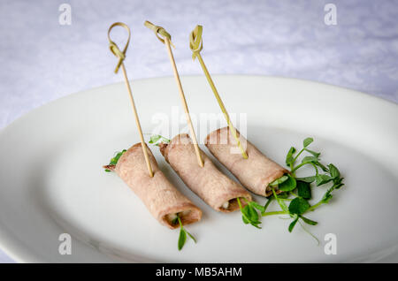 Fleisch rollt auf Spieße. Verschiedene Snacks Stockfoto