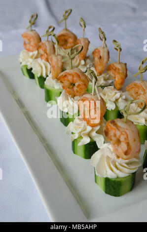 Würzige Garnelen mit Gurke und Rahm Käse Spieße auf dem Teller serviert. Stockfoto