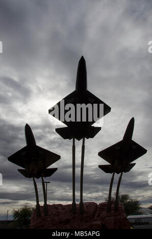 Drei Flugzeuge in Silhouette verkünden den Eingang zum Pima Air und Space Museum in Tucson, Arizona. Stockfoto