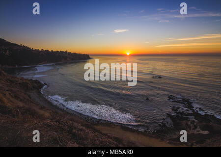 Aussichtspunkt an der Küste von Südkalifornien bei Sonnenuntergang an einem bewölkten Tag von flachen Felsen, Palos Verdes Estates, Kalifornien Stockfoto