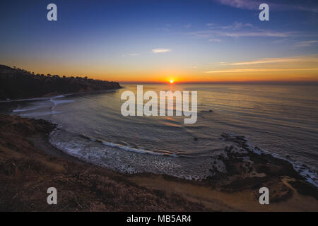 Aussichtspunkt an der Küste von Südkalifornien bei Sonnenuntergang an einem bewölkten Tag von flachen Felsen, Palos Verdes Estates, Kalifornien Stockfoto