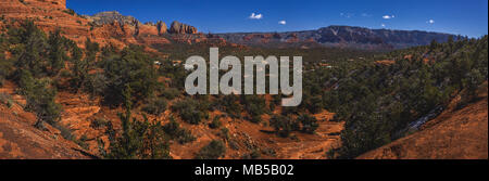Red Rock Secret Mountain Wilderness Panorama mit Kaffeekanne Rock, die Sphinx, die Finne, Wilson, Berg und Steamboat Felsformationen, Sedona, Arizona Stockfoto