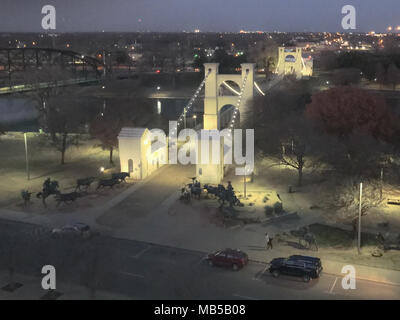 Historische Waco Suspension Bridge bei Nacht in Waco Texas Stockfoto