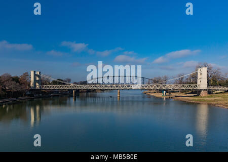 Waco Suspension Bridge mit Washington Ave Bridge im Hintergrund Stockfoto