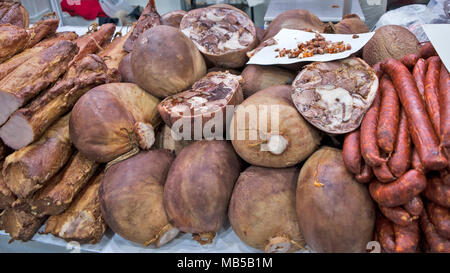 Hausgemachte Wurst geräuchert und getrocknet und andere Produkte stehen auf dem Tisch zum Verkauf. Stockfoto