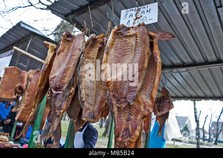 Die Spezialität der Fischmarkt Karpfen geräuchert und getrocknet. Stockfoto