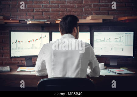 Rücken, Wirbelsäule Blick auf Händler Mann in Arbeit. Innen-, Studio gedreht. Arbeiten, Business, Handel Konzept Stockfoto