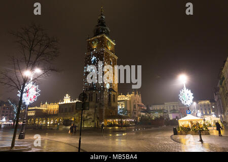 Rathaus turm für Weihnachten mit Projektion von Schneeflocke - Krakau, Polen eingerichtet Stockfoto