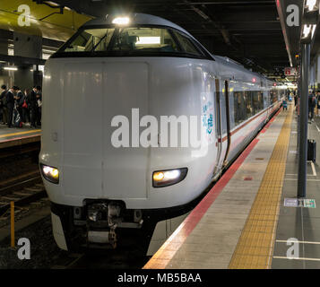 Der Japan Rail (JR West) 287 Serie Kinosaki Express am Bahnhof von Kyoto in Japan. Stockfoto