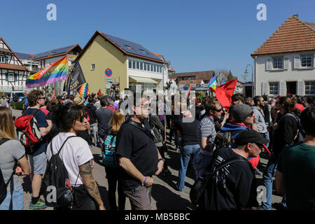 Kandel, Deutschland. 07 Apr, 2018. Die Demonstranten sind am Beginn der Rallye. Rund 300 Antifaschisten aus verschiedenen politischen Parteien und Organisationen durch die Stadt Kandel marschierten, ihren Widerstand gegen den Marsch der rechten Demonstranten, die wurde in der gleichen Zeit und die Erinnerung an den Mord an einem Mädchen Ende letzten Jahres durch einen Asylbewerber eingesetzt, als Vorwand für einen rechtsradikalen und rassistischen Protest zu zeigen. Quelle: Michael Debets/Pacific Press/Alamy leben Nachrichten Stockfoto