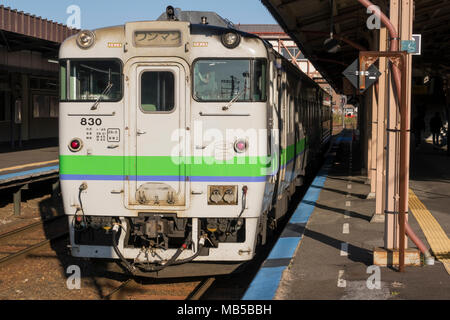 Der Japan Rail (JR Hokkaido) KiHa Serie 40 lokaler Bahnhof Abashiri Station. Stockfoto