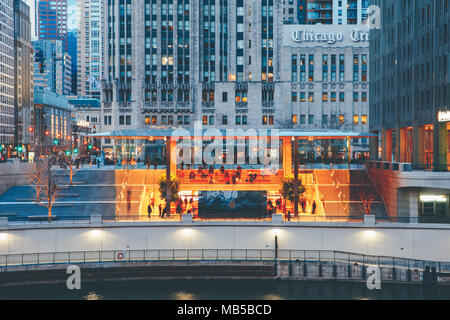 Neue Apple Store unser Glas auf der Michigan Avenue, Chicago, IL Stockfoto