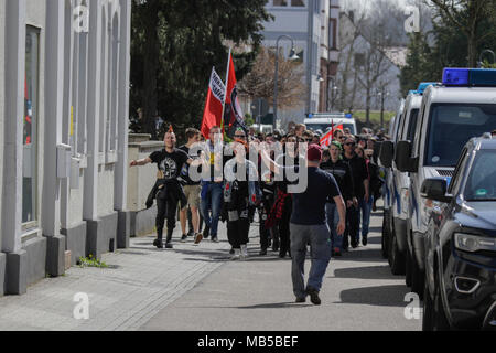 Kandel, Deutschland. 07 Apr, 2018. Die demonstranten März mit Fahnen durch Kandel. Rund 300 Antifaschisten aus verschiedenen politischen Parteien und Organisationen durch die Stadt Kandel marschierten, ihren Widerstand gegen den Marsch der rechten Demonstranten, die wurde in der gleichen Zeit und die Erinnerung an den Mord an einem Mädchen Ende letzten Jahres durch einen Asylbewerber eingesetzt, als Vorwand für einen rechtsradikalen und rassistischen Protest zu zeigen. Quelle: Michael Debets/Pacific Press/Alamy leben Nachrichten Stockfoto