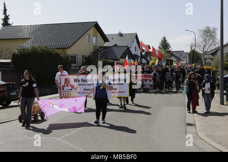 Kandel, Deutschland. 07 Apr, 2018. Die demonstranten März mit Fahnen und Banner in Kandel. Rund 300 Antifaschisten aus verschiedenen politischen Parteien und Organisationen durch die Stadt Kandel marschierten, ihren Widerstand gegen den Marsch der rechten Demonstranten, die wurde in der gleichen Zeit und die Erinnerung an den Mord an einem Mädchen Ende letzten Jahres durch einen Asylbewerber eingesetzt, als Vorwand für einen rechtsradikalen und rassistischen Protest zu zeigen. Quelle: Michael Debets/Pacific Press/Alamy leben Nachrichten Stockfoto