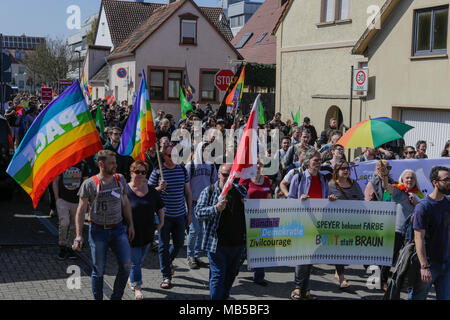 Kandel, Deutschland. 07 Apr, 2018. Die demonstranten März mit Fahnen durch Kandel. Rund 300 Antifaschisten aus verschiedenen politischen Parteien und Organisationen durch die Stadt Kandel marschierten, ihren Widerstand gegen den Marsch der rechten Demonstranten, die wurde in der gleichen Zeit und die Erinnerung an den Mord an einem Mädchen Ende letzten Jahres durch einen Asylbewerber eingesetzt, als Vorwand für einen rechtsradikalen und rassistischen Protest zu zeigen. Quelle: Michael Debets/Pacific Press/Alamy leben Nachrichten Stockfoto