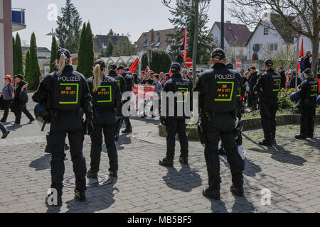 Kandel, Deutschland. 07 Apr, 2018. Polizisten schauen Sie den Zähler Protestmarsch durch. Rund 300 Antifaschisten aus verschiedenen politischen Parteien und Organisationen durch die Stadt Kandel marschierten, ihren Widerstand gegen den Marsch der rechten Demonstranten, die wurde in der gleichen Zeit und die Erinnerung an den Mord an einem Mädchen Ende letzten Jahres durch einen Asylbewerber eingesetzt, als Vorwand für einen rechtsradikalen und rassistischen Protest zu zeigen. Quelle: Michael Debets/Pacific Press/Alamy leben Nachrichten Stockfoto