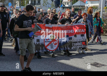 Kandel, Deutschland. 07 Apr, 2018. Die demonstranten März mit Fahnen und Banner in Kandel. Rund 300 Antifaschisten aus verschiedenen politischen Parteien und Organisationen durch die Stadt Kandel marschierten, ihren Widerstand gegen den Marsch der rechten Demonstranten, die wurde in der gleichen Zeit und die Erinnerung an den Mord an einem Mädchen Ende letzten Jahres durch einen Asylbewerber eingesetzt, als Vorwand für einen rechtsradikalen und rassistischen Protest zu zeigen. Quelle: Michael Debets/Pacific Press/Alamy leben Nachrichten Stockfoto