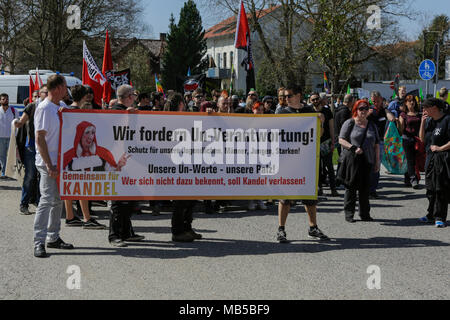 Kandel, Deutschland. 07 Apr, 2018. Die demonstranten März mit Fahnen und Banner in Kandel. Rund 300 Antifaschisten aus verschiedenen politischen Parteien und Organisationen durch die Stadt Kandel marschierten, ihren Widerstand gegen den Marsch der rechten Demonstranten, die wurde in der gleichen Zeit und die Erinnerung an den Mord an einem Mädchen Ende letzten Jahres durch einen Asylbewerber eingesetzt, als Vorwand für einen rechtsradikalen und rassistischen Protest zu zeigen. Quelle: Michael Debets/Pacific Press/Alamy leben Nachrichten Stockfoto